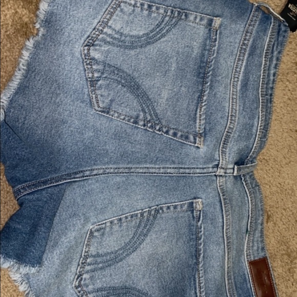 MWT holister flower embroidered shorts - Picture 4 of 4